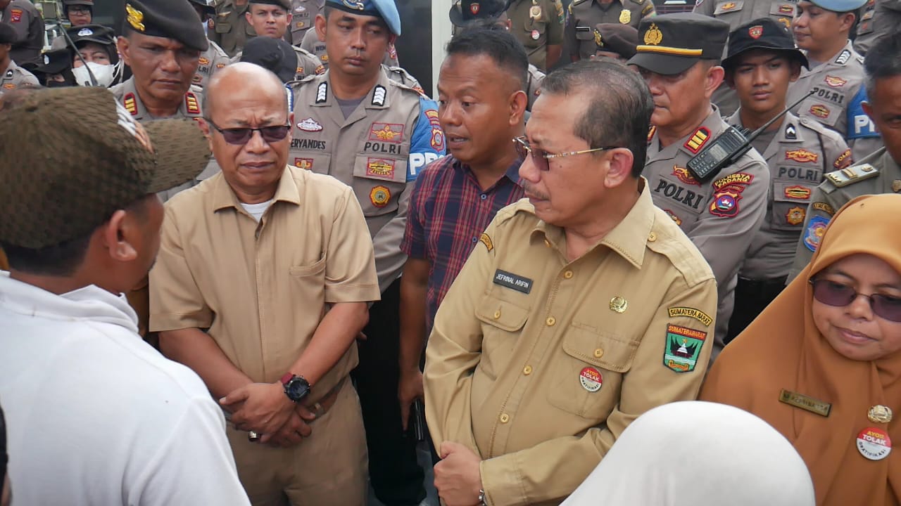Kepala Kesbangpol Sumbar Jefrinal Arifin saat menemui massa aksi, Selasa (1/8/2023).